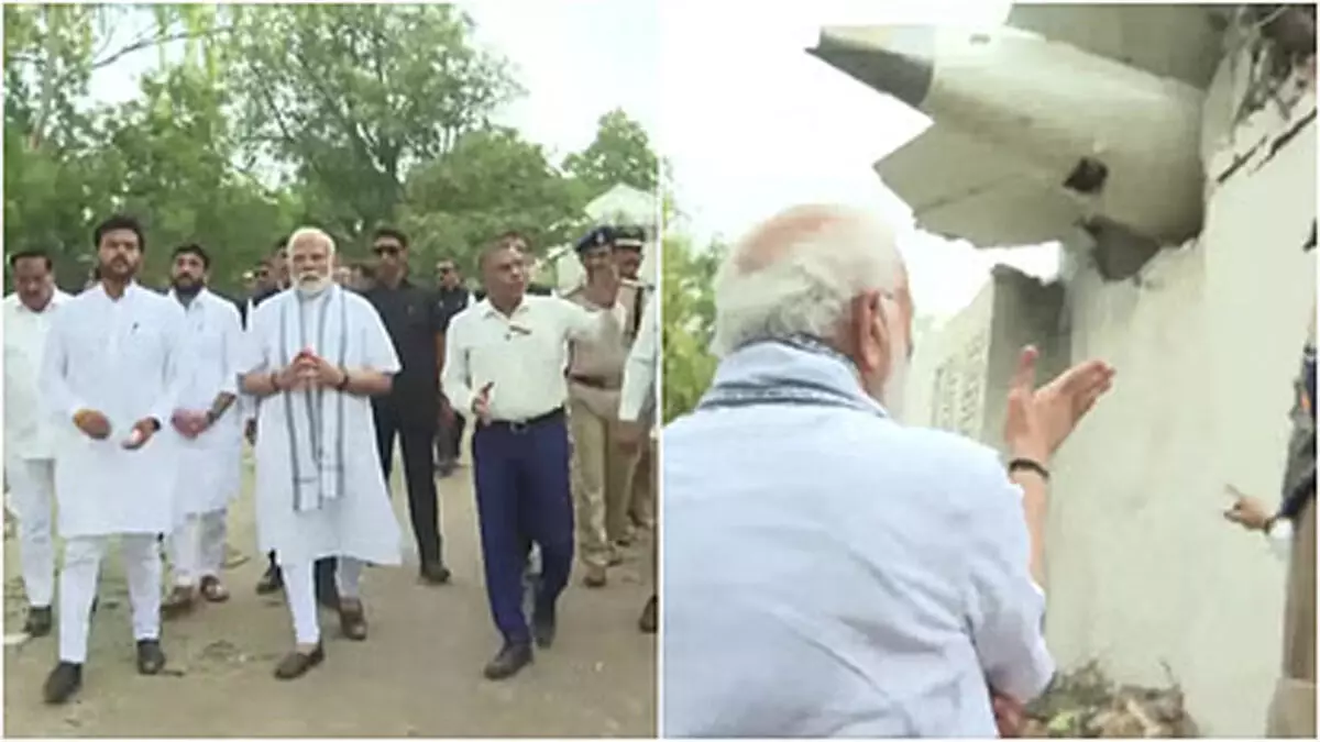 अहमदाबाद : एयर इंडिया विमान हादसे वाली जगह पर पहुंचे पीएम मोदी अहमदाबाद : एयर इंडिया विमान हादसे वाली जगह पर पहुंचे पीएम मोदी