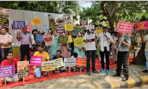 दिल्ली: डीपीएस द्वारका के खिलाफ अभिभावकों का प्रदर्शन, सरकार से स्कूल को टेकओवर करने की मांग