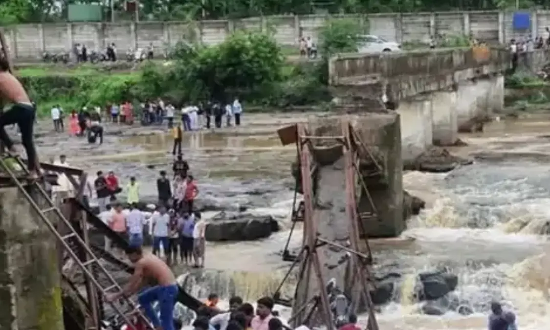 महाराष्ट्र में बड़ा हादसा, पुणे की इंद्रायणी नदी पर बना पुल टूटा, 25 से 30 लोग बहे, 6 की हुई मौत महाराष्ट्र में बड़ा हादसा, पुणे की इंद्रायणी नदी पर बना पुल टूटा, 25 से 30 लोग बहे, 6 की हुई मौत