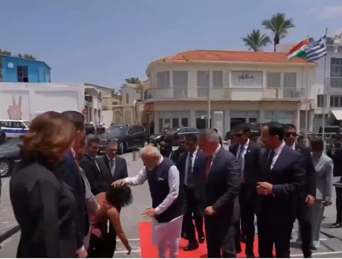 प्रधानमंत्री मोदी के सम्मान में साइप्रस नेता ने छुए उनके पैर, वीडियो सोशल मीडिया पर वायरल प्रधानमंत्री मोदी के सम्मान में साइप्रस नेता ने छुए उनके पैर, वीडियो सोशल मीडिया पर वायरल