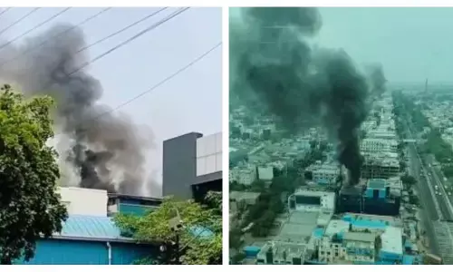 नोएडा सेक्टर 3 में कमर्शियल बिल्डिंग के टॉप फ्लोर पर आग लगी