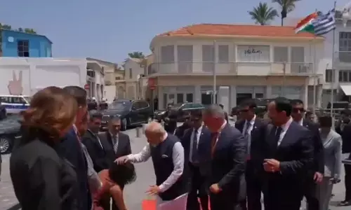 प्रधानमंत्री मोदी के सम्मान में साइप्रस नेता ने छुए उनके पैर, वीडियो सोशल मीडिया पर वायरल