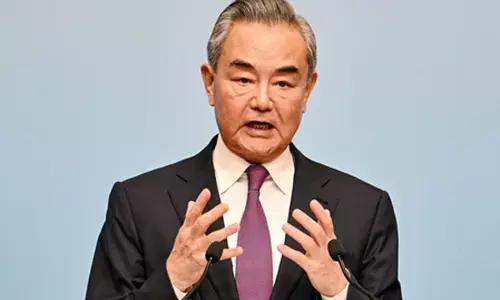 वांग यी ने ओमान और मिस्र के विदेश मंत्रियों के साथ फोन वार्ता की