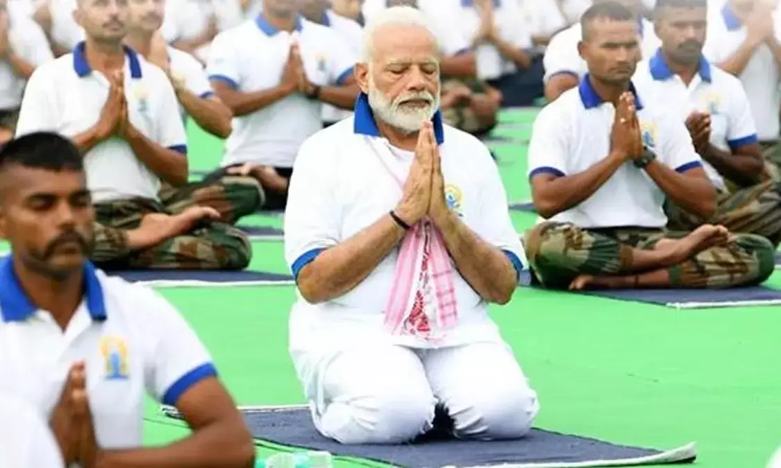 प्रधानमंत्री ने विशाखपत्तनम में 3 लाख लोगों संग किया योग, दिया हील इन इंडिया का भी मंत्र प्रधानमंत्री ने विशाखपत्तनम में 3 लाख लोगों संग किया योग, दिया हील इन इंडिया का भी मंत्र