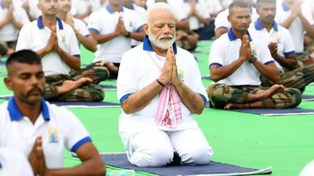 प्रधानमंत्री ने विशाखपत्तनम में 3 लाख लोगों संग किया योग, दिया हील इन इंडिया का भी मंत्र प्रधानमंत्री ने विशाखपत्तनम में 3 लाख लोगों संग किया योग, दिया हील इन इंडिया का भी मंत्र