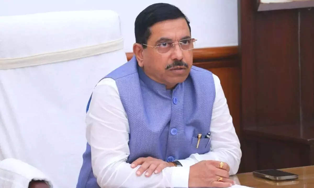 केंद्र ने कर्नाटक के आम किसानों के लिए मुआवजे का किया ऐलान, प्रल्हाद जोशी ने पीएम मोदी का जताया आभार केंद्र ने कर्नाटक के आम किसानों के लिए मुआवजे का किया ऐलान, प्रल्हाद जोशी ने पीएम मोदी का जताया आभार