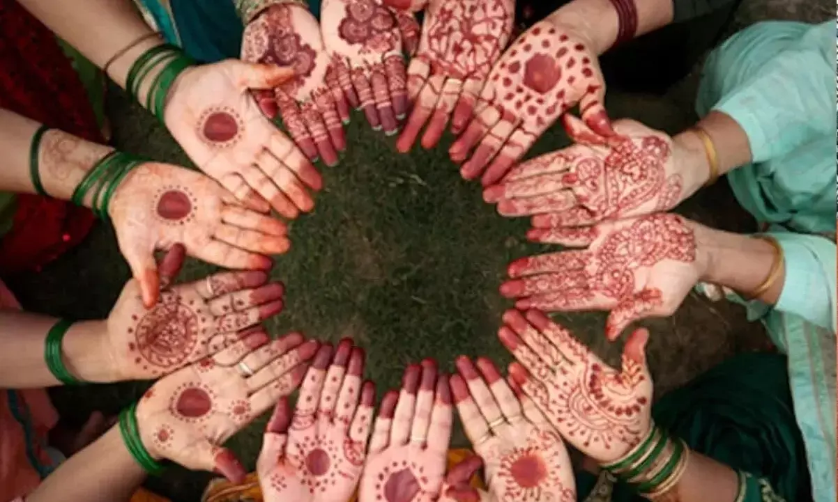 सावन में क्यों लगाते हैं मेहंदी? सुहाग और सेहत से है खास कनेक्शन सावन में क्यों लगाते हैं मेहंदी? सुहाग और सेहत से है खास कनेक्शन