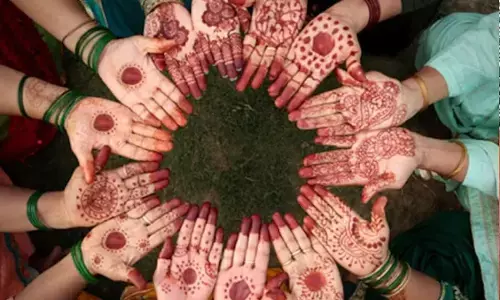 सावन में क्यों लगाते हैं मेहंदी? सुहाग और सेहत से है खास कनेक्शन