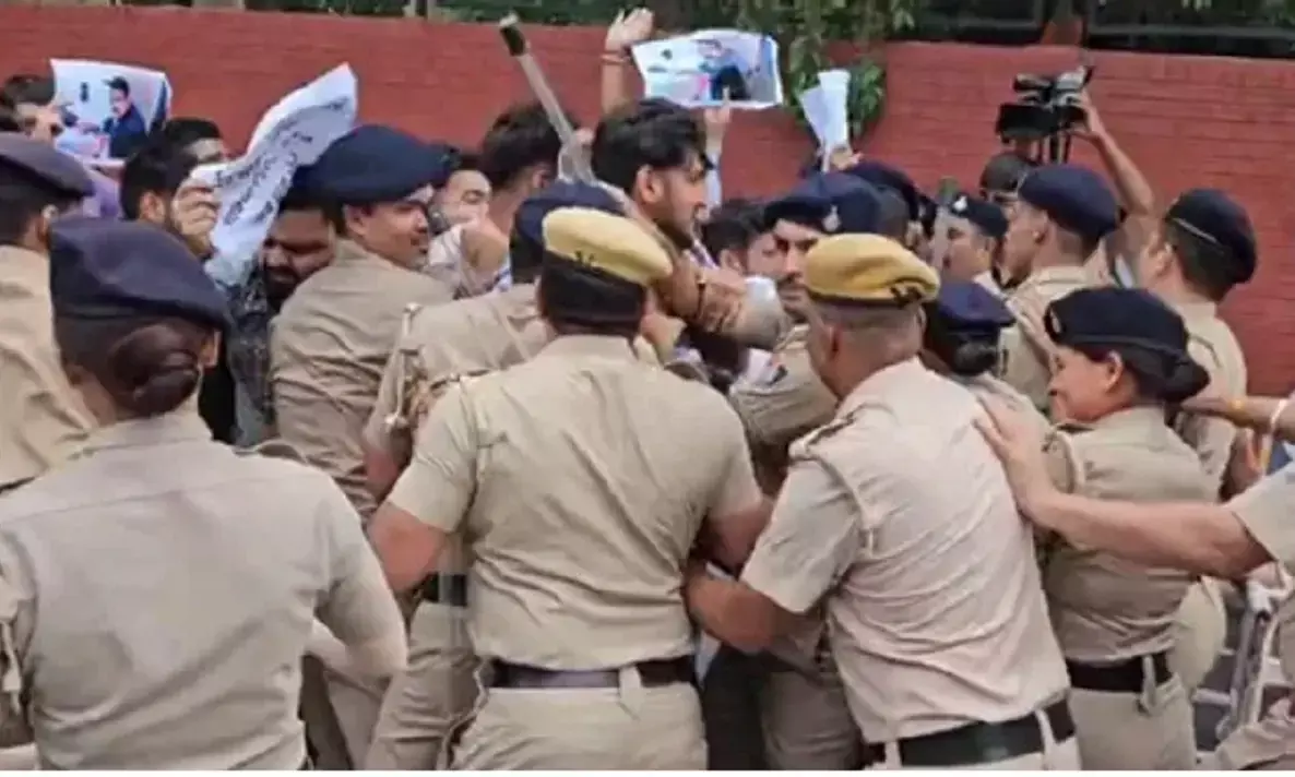 भाजपा के ‘संविधान हत्या दिवस’ के विरोध में सड़क पर उतरी कांग्रेस, चंडीगढ़ में किया प्रदर्शन भाजपा के ‘संविधान हत्या दिवस’ के विरोध में सड़क पर उतरी कांग्रेस, चंडीगढ़ में किया प्रदर्शन
