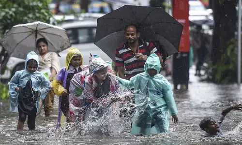 तेलंगाना में अलग-अलग स्थानों पर अगले पांच दिनों में गरज के साथ वर्षा होने के आसार हैं।