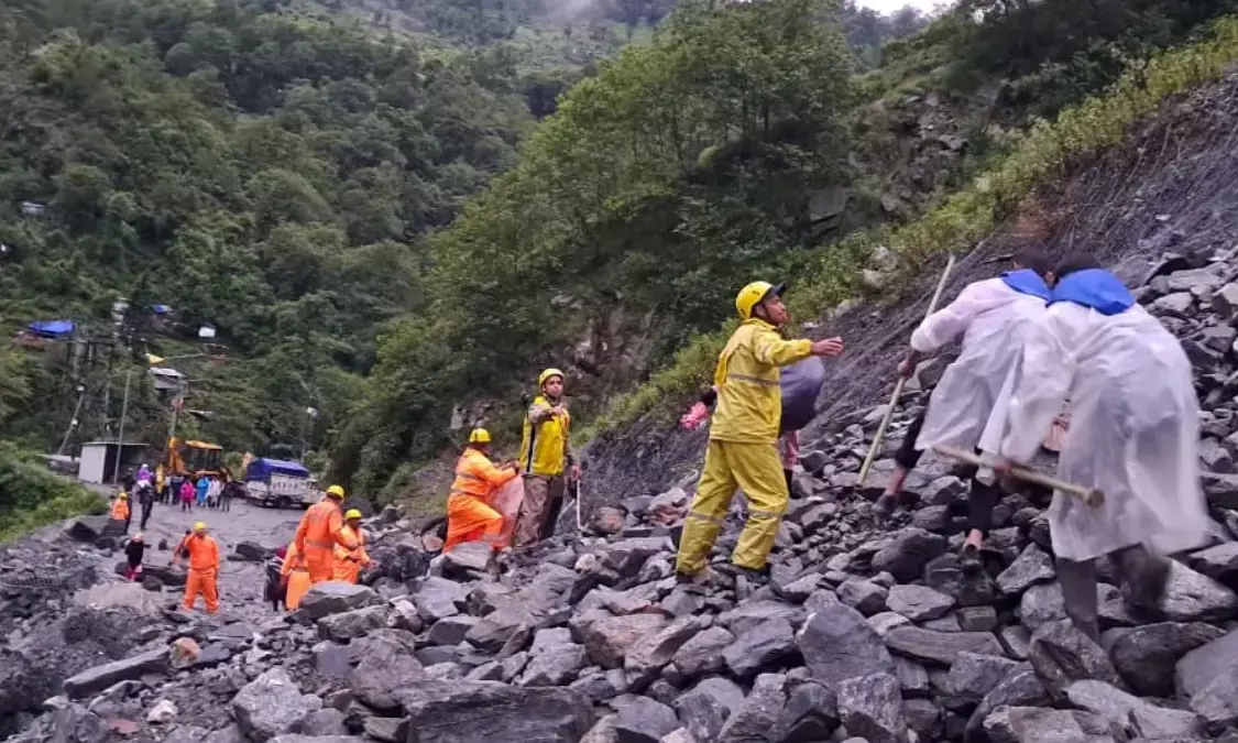 केदारनाथ से लौट रहे 40 श्रद्धालु सोनप्रयाग स्लाइड जोन में फंसे, एसडीआरएफ ने सुरक्षित निकाला केदारनाथ से लौट रहे 40 श्रद्धालु सोनप्रयाग स्लाइड जोन में फंसे, एसडीआरएफ ने सुरक्षित निकाला