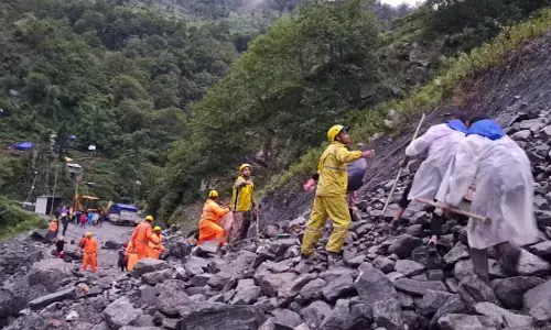 केदारनाथ से लौट रहे 40 श्रद्धालु सोनप्रयाग स्लाइड जोन में फंसे, एसडीआरएफ ने सुरक्षित निकाला