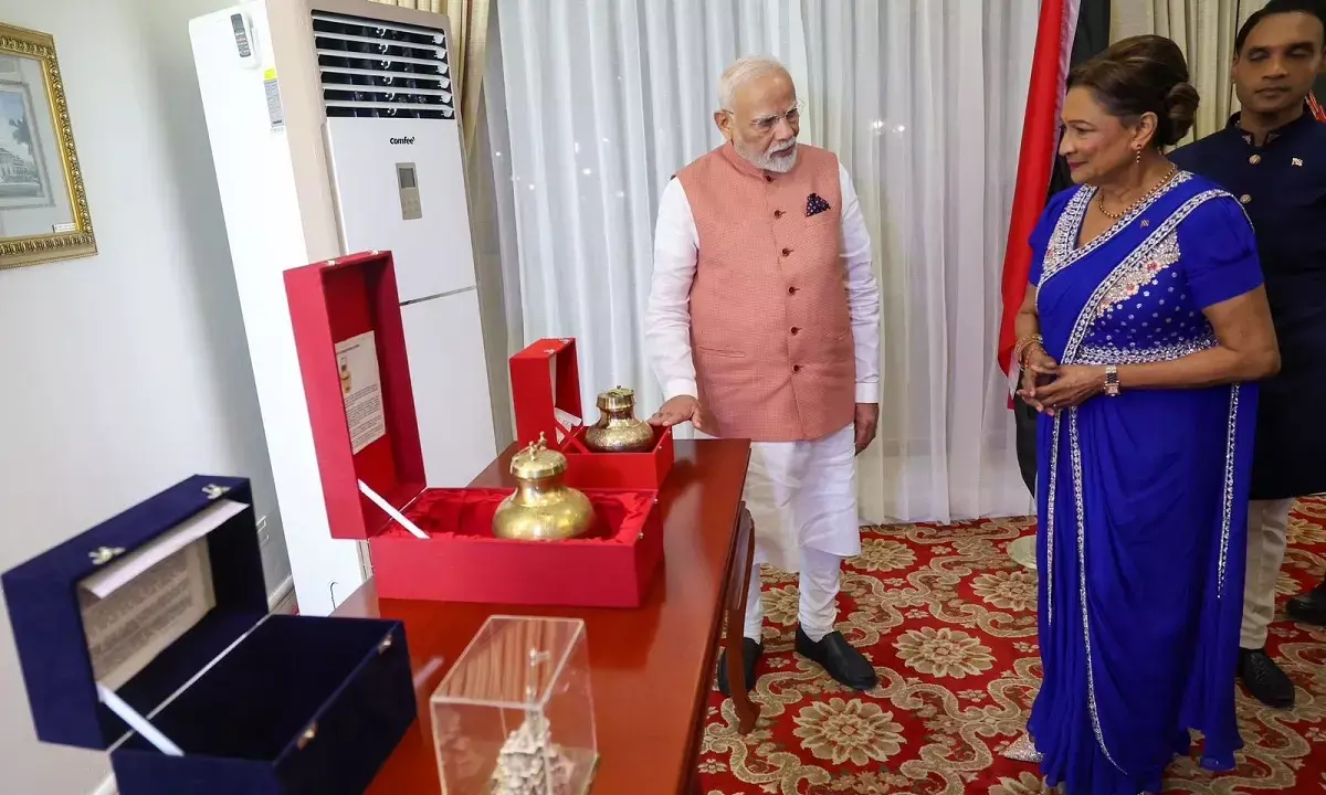 मोदी ने प्रधानमंत्री कमला बिसेसर को भेंट किया राममंदिर की प्रतिकृति, पावन सरयू-जल मोदी ने प्रधानमंत्री कमला बिसेसर को भेंट किया राममंदिर की प्रतिकृति, पावन सरयू-जल