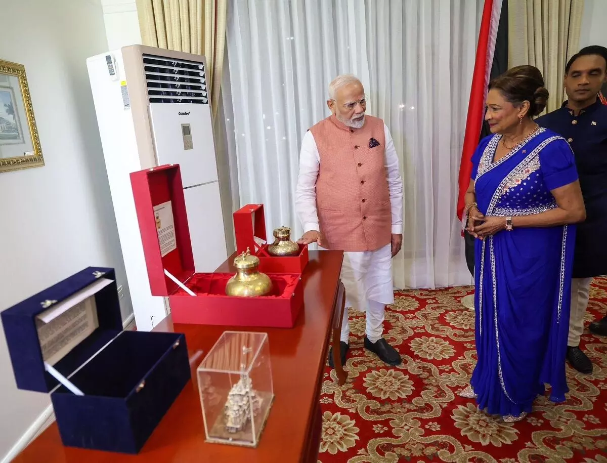 मोदी ने प्रधानमंत्री कमला बिसेसर को भेंट किया राममंदिर की प्रतिकृति, पावन सरयू-जल मोदी ने प्रधानमंत्री कमला बिसेसर को भेंट किया राममंदिर की प्रतिकृति, पावन सरयू-जल