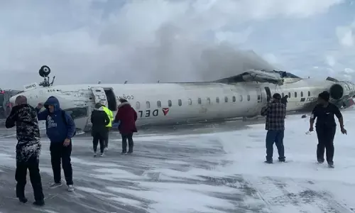 दक्षिणी कनाडा में विमान के बीच हवा में टक्कर होने से दो पायलटों की मौत