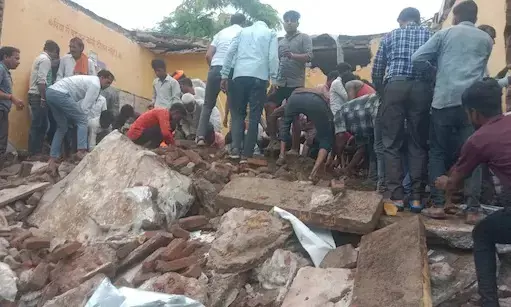 झालावाड़ा जिले में पीपलोदी स्कूल की छत गिरने से तीन बच्चों की मौत, कई घायल झालावाड़ा जिले में पीपलोदी स्कूल की छत गिरने से तीन बच्चों की मौत, कई घायल