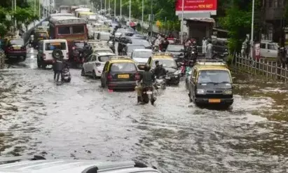 भारी बारिश की चेतावनी के बाद मुंबई में ऑरेंज अलर्ट जारी भारी बारिश की चेतावनी के बाद मुंबई में ऑरेंज अलर्ट जारी